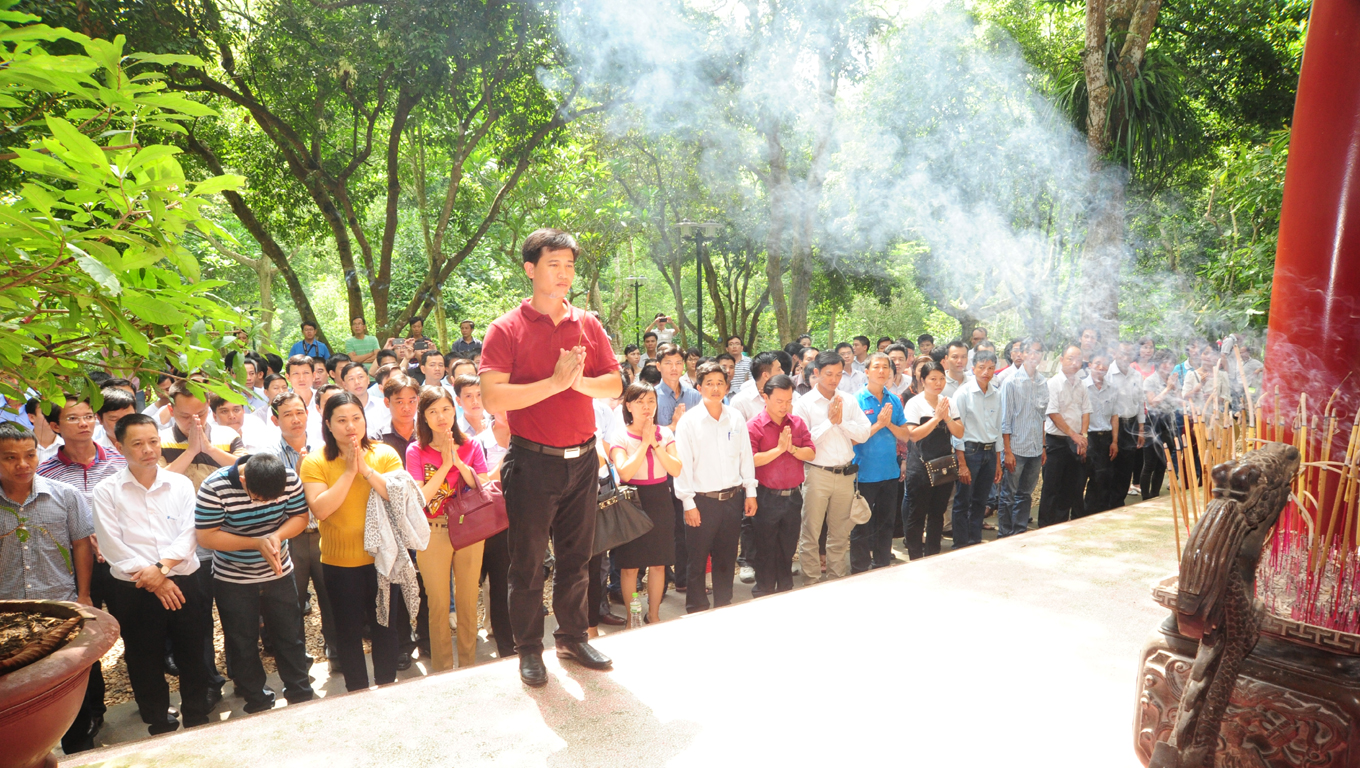 Tổ chức thăm quan, học tập cho 200 cá nhân điển hình tiên tiến trong phong trào “Nụ vười VNPT” và “Kỹ thuật giỏi” năm 2014 Tổ chức thăm quan, học tập cho 200 cá nhân điển hình tiên tiến trong phong trào “Nụ vười VNPT” và “Kỹ thuật giỏi” năm 2014