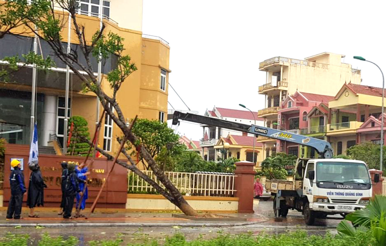 Động viên CBCNV VNPT khắc phục hậu quả cơn bão số 12 Động viên CBCNV VNPT khắc phục hậu quả cơn bão số 12