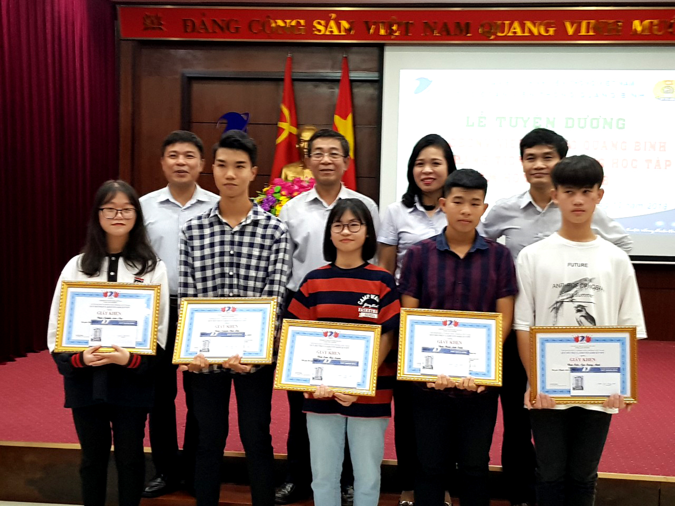 VNPT Quảng Bình tổ chức Lễ tuyên dương conVNPT Quảng Bình tổ chức Lễ tuyên dương con CBCNV đạt thành tích cao trong học tập VNPT Quảng Bình tổ chức Lễ tuyên dương conVNPT Quảng Bình tổ chức Lễ tuyên dương con CBCNV đạt thành tích cao trong học tập