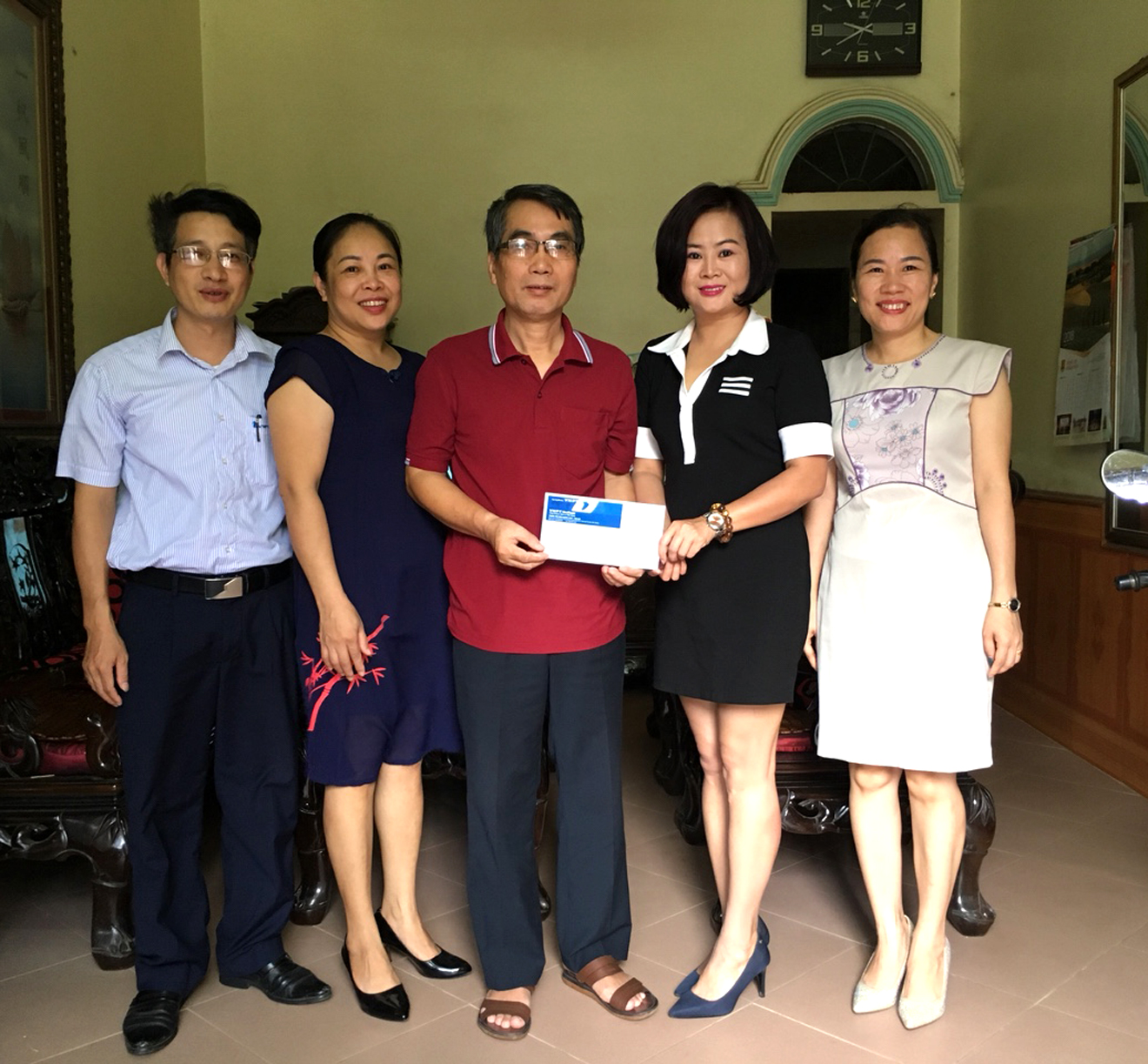 Trung tâm Kinh doanh VNPT - Yên Bái tổ chức thăm hỏi và tặng quà cho CBCNV có hoàn cảnh đặc biệt khó khăn nhân ngày truyền thống ngành Bưu điện. Trung tâm Kinh doanh VNPT - Yên Bái tổ chức thăm hỏi và tặng quà cho CBCNV có hoàn cảnh đặc biệt khó khăn nhân ngày truyền thống ngành Bưu điện.