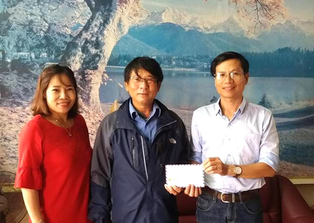 Công đoàn VNPT tặng quà CBCNV có hoàn cảnh khó khăn nhân dịp Tết Kỷ Hợi 2019 Công đoàn VNPT tặng quà CBCNV có hoàn cảnh khó khăn nhân dịp Tết Kỷ Hợi 2019