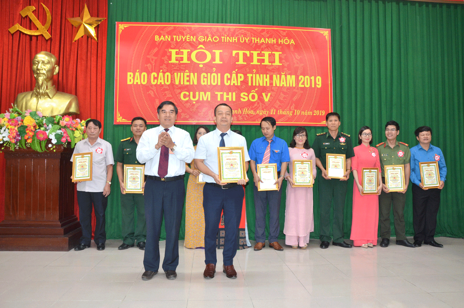 Đồng chí Nguyễn Xuân Vĩnh, Ủy viên BTV Đảng bộ Viễn thông Thanh Hóa giành giải Nhất hội thi Báo cáo viên giỏi cấp tỉnh năm 2019 Cụm số 5. Đồng chí Nguyễn Xuân Vĩnh, Ủy viên BTV Đảng bộ Viễn thông Thanh Hóa giành giải Nhất hội thi Báo cáo viên giỏi cấp tỉnh năm 2019 Cụm số 5.