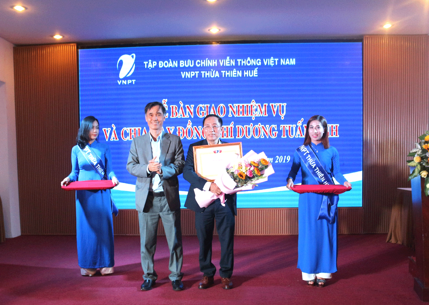 Dấu ấn ông Dương Tuấn Anh - Trưởng đại diện Tập đoàn VNPT trên địa bàn TT Huế. Dấu ấn ông Dương Tuấn Anh - Trưởng đại diện Tập đoàn VNPT trên địa bàn TT Huế.