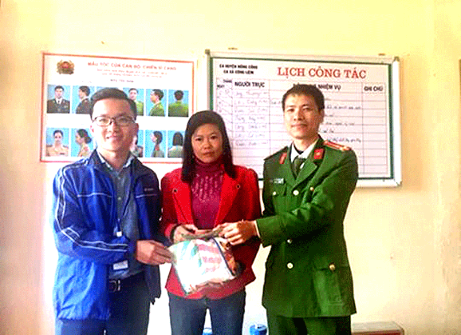Anh Lê Văn Công, nhân viên Trung tâm Kinh doanh VNPT-Thanh Hóa trả lại hơn 20 triệu đồng cho người đánh rơi. Anh Lê Văn Công, nhân viên Trung tâm Kinh doanh VNPT-Thanh Hóa trả lại hơn 20 triệu đồng cho người đánh rơi.