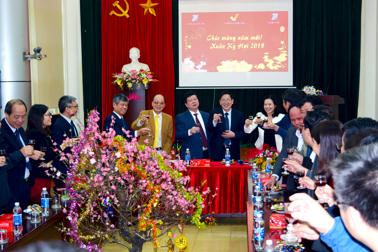 Chuyên môn - Công đoàn VNPT địa bàn Hải Dương đón Lãnh đạo tỉnh thăm và chúc tết xuân Kỷ Hợi. Chuyên môn - Công đoàn VNPT địa bàn Hải Dương đón Lãnh đạo tỉnh thăm và chúc tết xuân Kỷ Hợi.