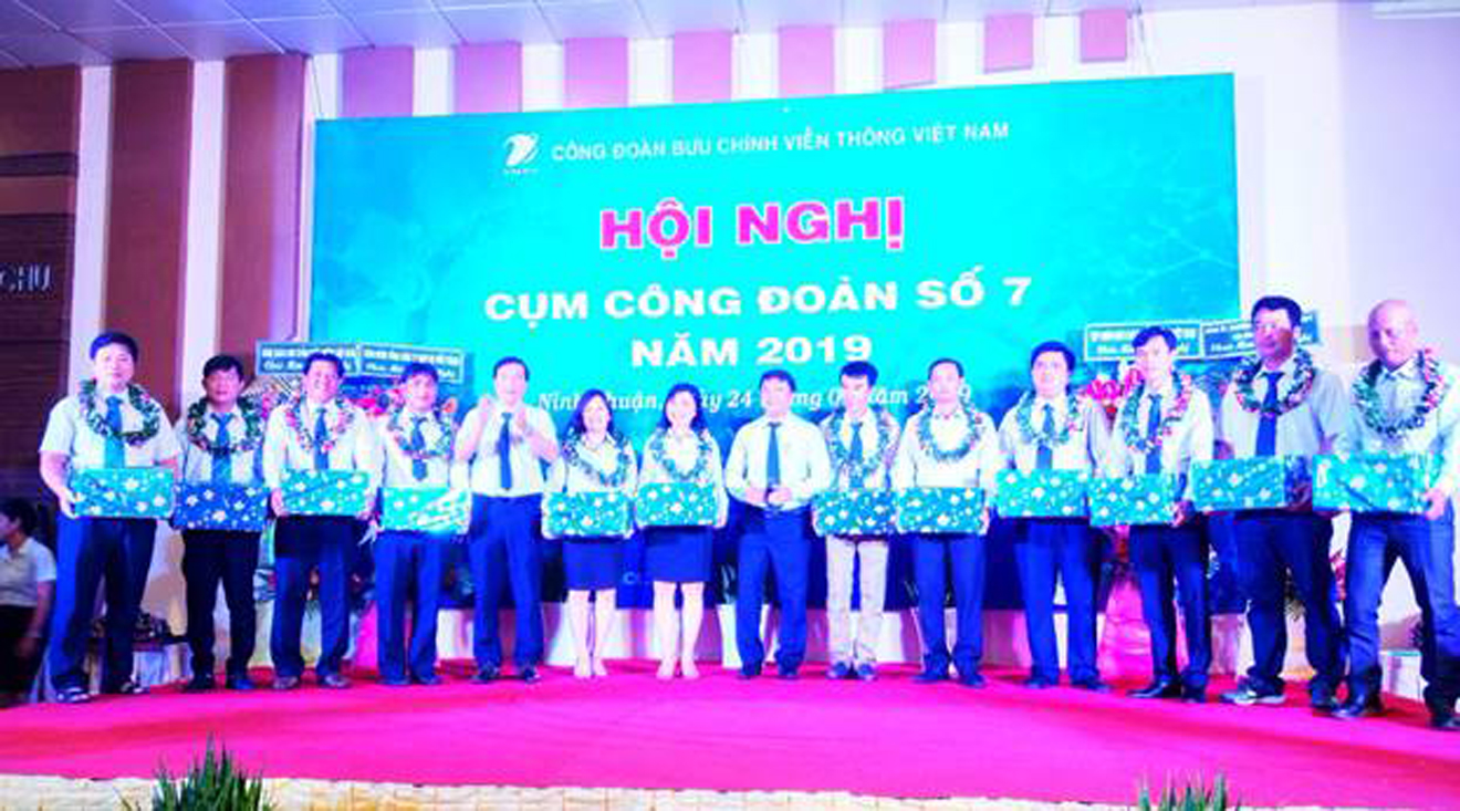 Cụm Công đoàn số 7 “Công đoàn chung tay trách nhiệm vì mái nhà chung”. Cụm Công đoàn số 7 “Công đoàn chung tay trách nhiệm vì mái nhà chung”.