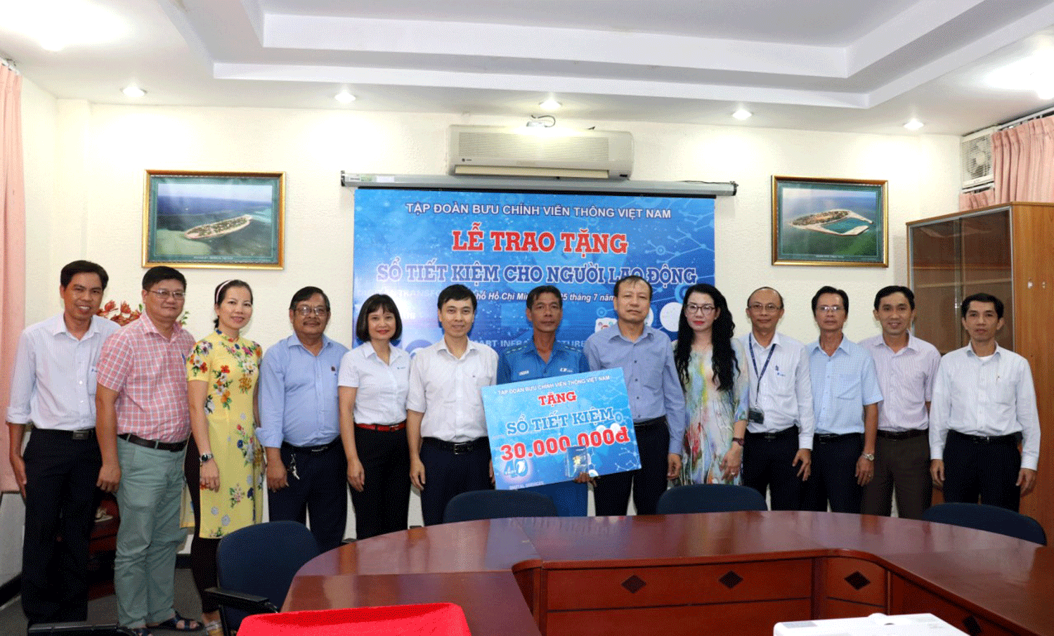 Tập đoàn trao tặng sổ tiết kiệm cho người lao động tại VNPT TP.Hồ Chí Minh Tập đoàn trao tặng sổ tiết kiệm cho người lao động tại VNPT TP.Hồ Chí Minh