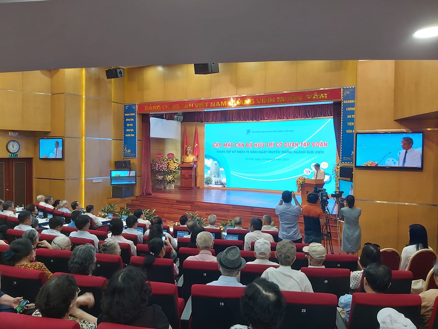 Cơ quan Tập đoàn gặp mặt cán bộ hưu trí nhân dịp 74 năm Ngày Truyền thống ngành Bưu điện Cơ quan Tập đoàn gặp mặt cán bộ hưu trí nhân dịp 74 năm Ngày Truyền thống ngành Bưu điện