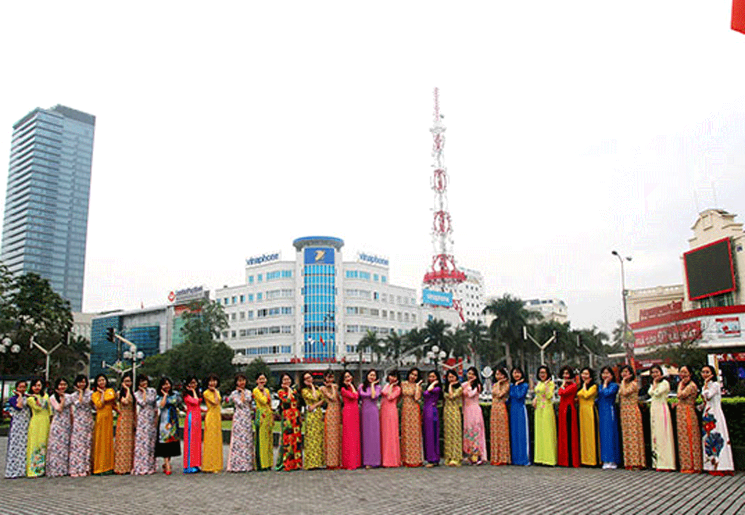 Nữ CBCNV TTKD VNPT-Thanh Hóa rạng rỡ hưởng ứng “Tuần lễ áo dài”. Nữ CBCNV TTKD VNPT-Thanh Hóa rạng rỡ hưởng ứng “Tuần lễ áo dài”.
