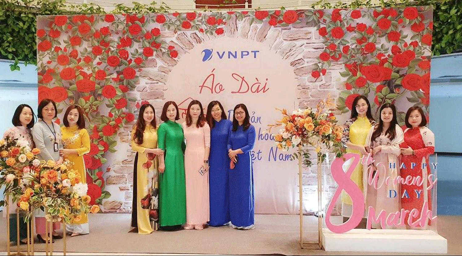 Những đóa hoa VNPT-IT khoe sắc trong những bộ áo dài duyên dáng Những đóa hoa VNPT-IT khoe sắc trong những bộ áo dài duyên dáng