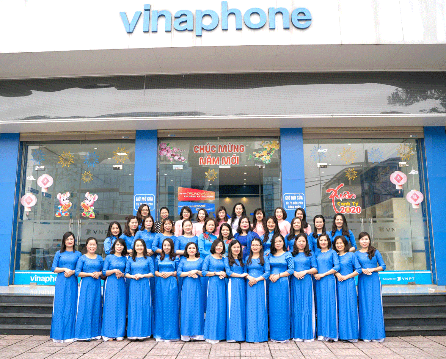 Nữ CBCNV TTKD VNPT-Hà Tĩnh hưởng ứng tuần lễ “Áo dài- Di sản văn hóa Việt Nam”. Nữ CBCNV TTKD VNPT-Hà Tĩnh hưởng ứng tuần lễ “Áo dài- Di sản văn hóa Việt Nam”.