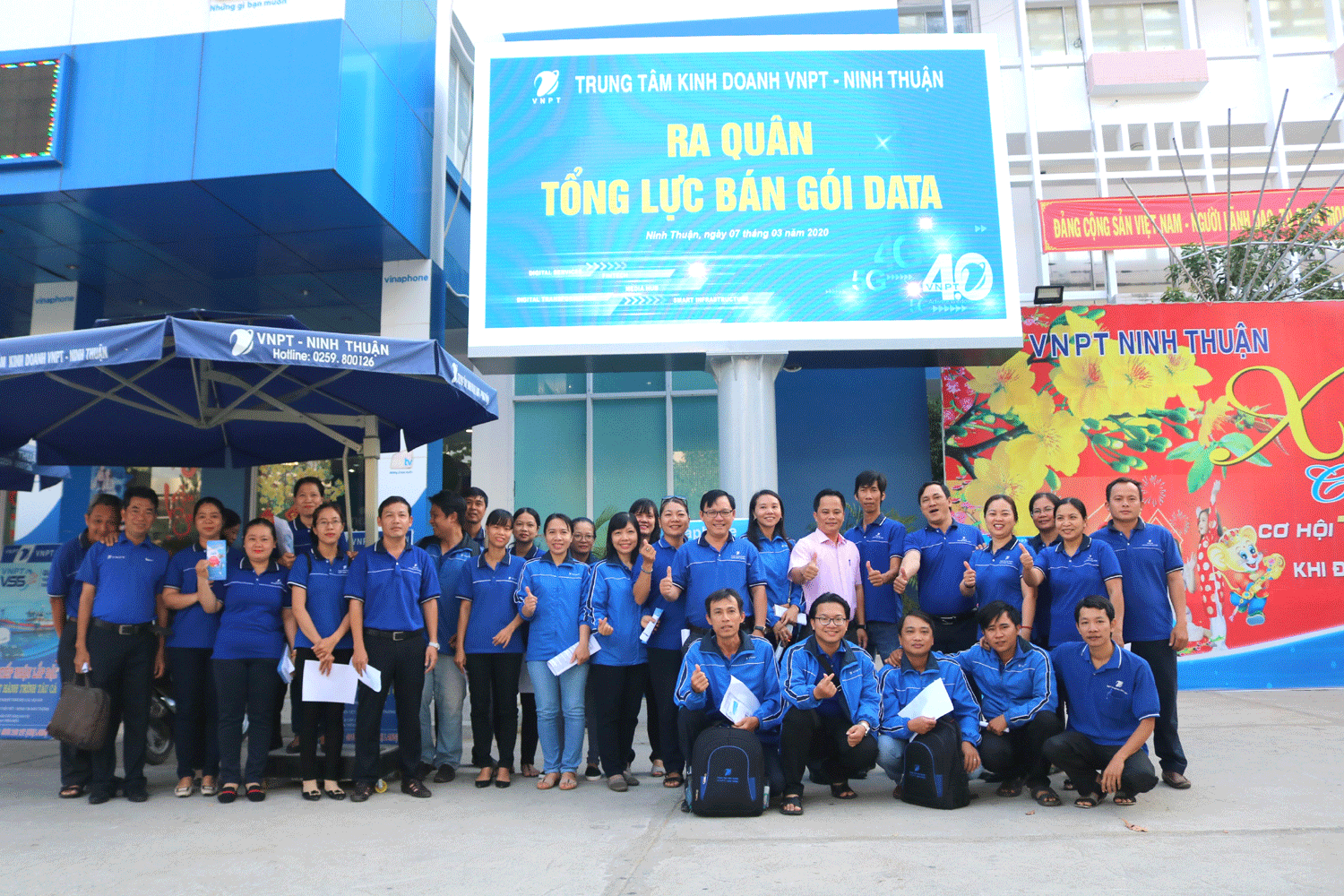 Tăng cường ra quân bán gói DATA và tư vấn khách hàng khai báo y tế qua ứng dụng NCOVI đẩy lùi dịch bệnh COVID-19. Tăng cường ra quân bán gói DATA và tư vấn khách hàng khai báo y tế qua ứng dụng NCOVI đẩy lùi dịch bệnh COVID-19.