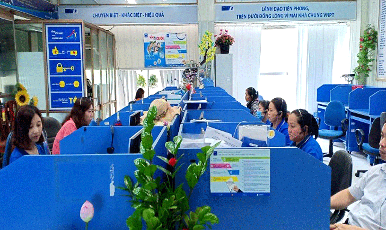 TTKD VNPT-Đồng Nai: các Phòng Chuyên môn nghiệp vụ đồng hành cùng các Phòng Bán hàng trong chương trình thay sin 4G. TTKD VNPT-Đồng Nai: các Phòng Chuyên môn nghiệp vụ đồng hành cùng các Phòng Bán hàng trong chương trình thay sin 4G.