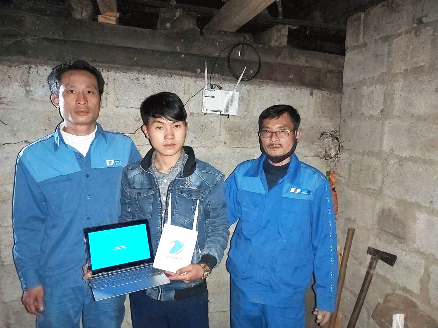VNPT Hà Giang hỗ trợ sinh viên nghèo vượt khó. VNPT Hà Giang hỗ trợ sinh viên nghèo vượt khó.