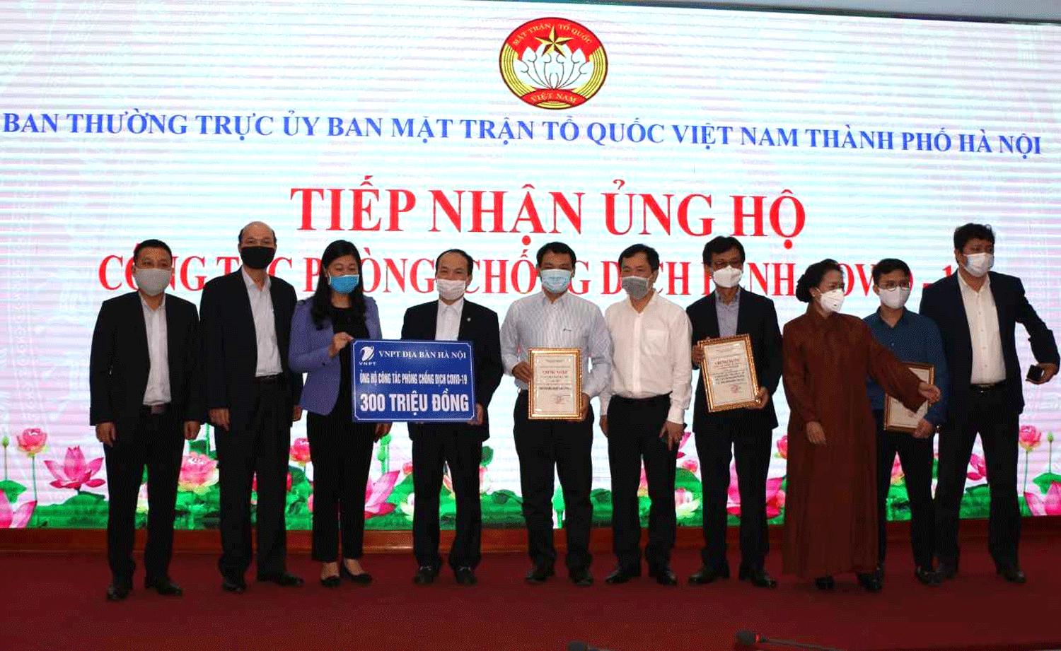 VNPT địa bàn Hà Nội ủng hộ 300 triệu đồng chung tay phòng chống covid-19. VNPT địa bàn Hà Nội ủng hộ 300 triệu đồng chung tay phòng chống covid-19.