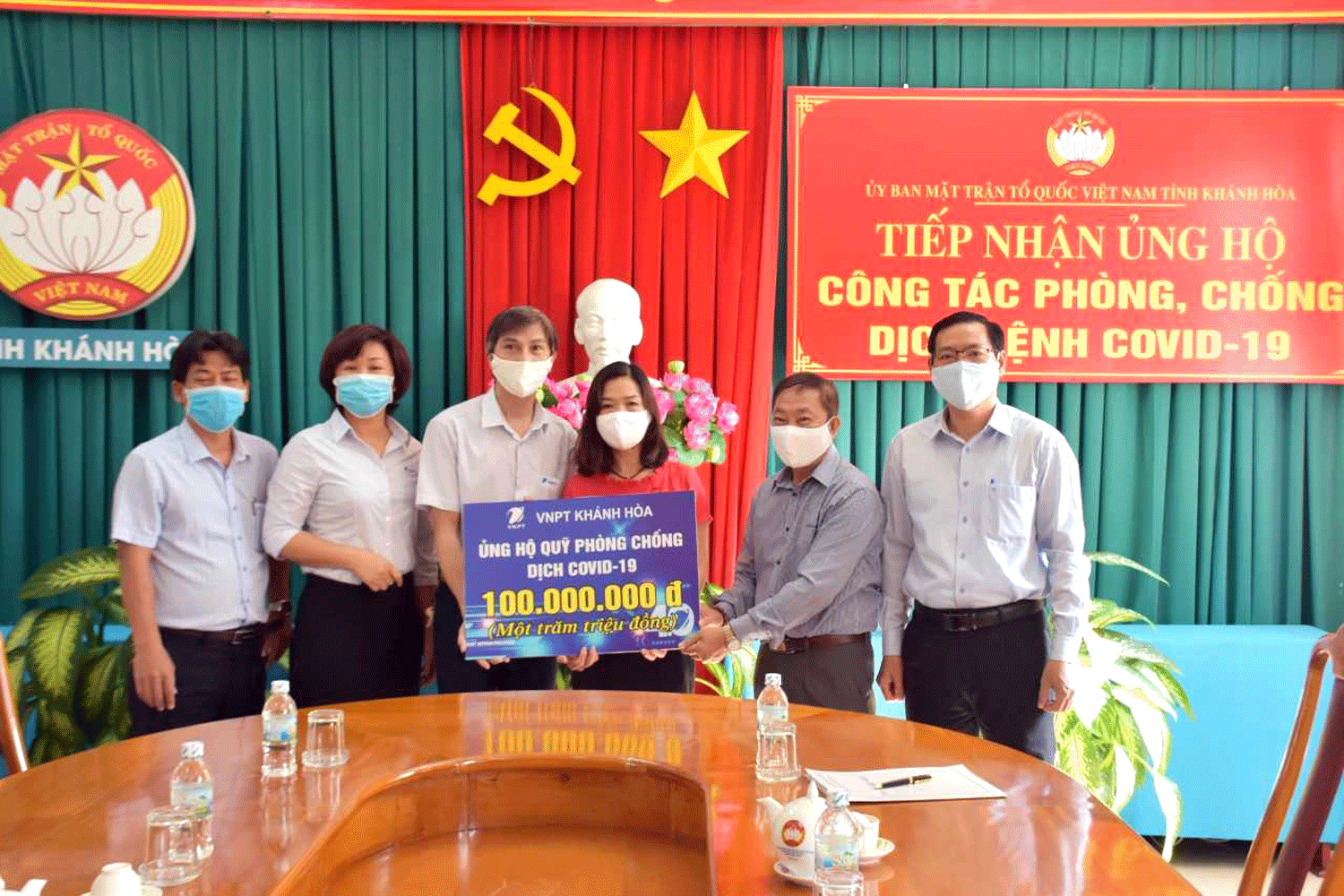 VNPT Khánh Hòa ủng hộ Quỹ phòng chống Covid-19 và hỗ trợ các bệnh viện trong tỉnh với tổng số tiền 200 triệu đồng. VNPT Khánh Hòa ủng hộ Quỹ phòng chống Covid-19 và hỗ trợ các bệnh viện trong tỉnh với tổng số tiền 200 triệu đồng.