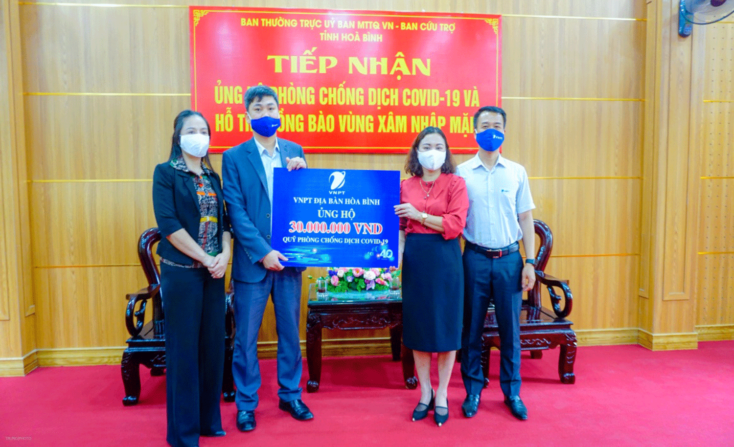VNPT địa bàn Hòa Bình trao tiền ủng hộ UBMT Tổ quốc Việt Nam tỉnh Hòa Bình trong công tác phòng chống dịch COVID-19 và hỗ trợ đồng bào bị thiệt hại do hạn hán, xâm nhập mặm. VNPT địa bàn Hòa Bình trao tiền ủng hộ UBMT Tổ quốc Việt Nam tỉnh Hòa Bình trong công tác phòng chống dịch COVID-19 và hỗ trợ đồng bào bị thiệt hại do hạn hán, xâm nhập mặm.
