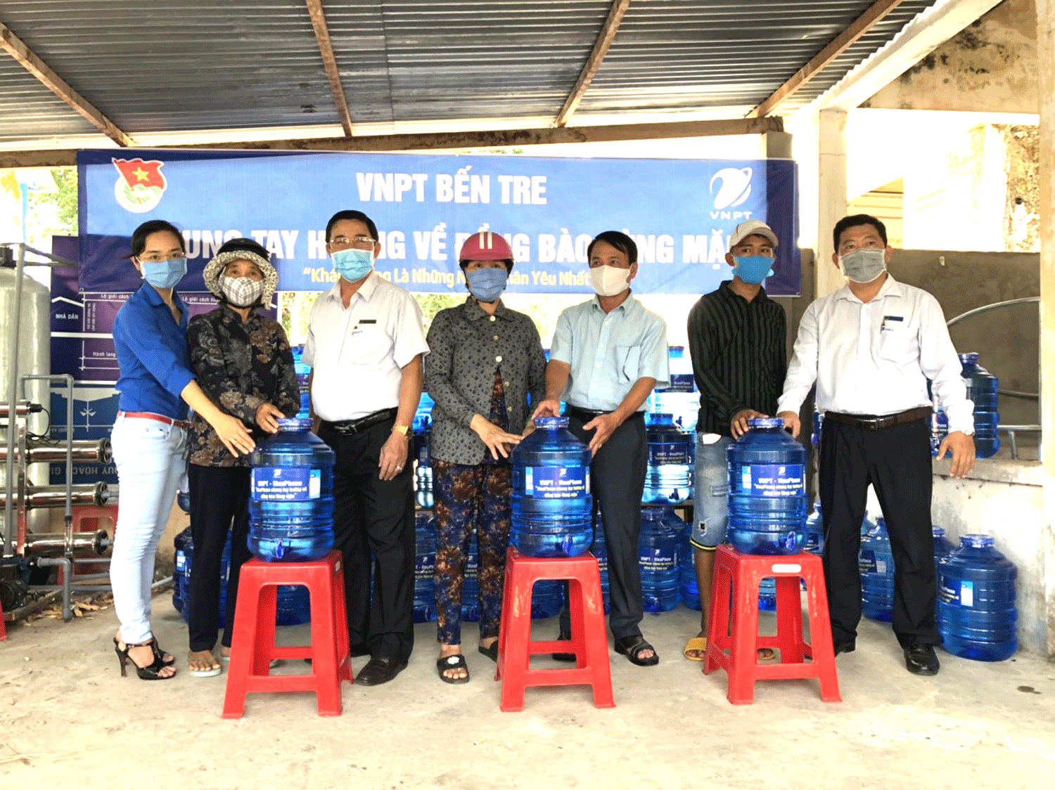 VNPT Bến Tre chung tay “Hướng về đồng bào vùng mặn”. VNPT Bến Tre chung tay “Hướng về đồng bào vùng mặn”.