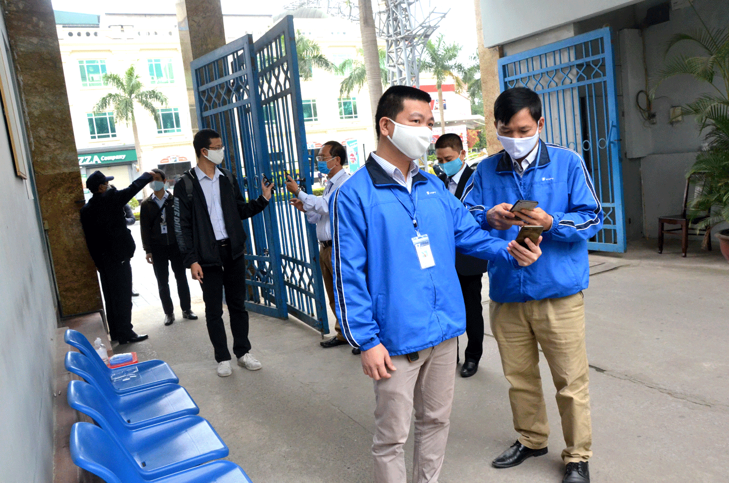 VNPT Thanh Hóa sử dụng mã QR code của app NCOVI để kiểm tra sức khỏe người ra vào cơ quan. VNPT Thanh Hóa sử dụng mã QR code của app NCOVI để kiểm tra sức khỏe người ra vào cơ quan.