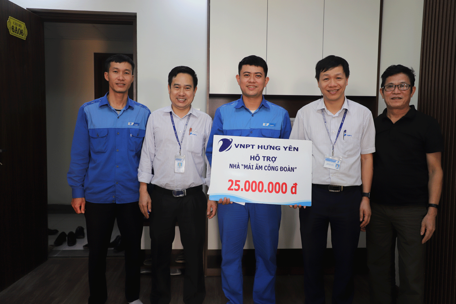 VNPT Hưng Yên hỗ trợ người lao động mua nhà ở xã hội nhân dịp Tháng Công nhân năm 2020. VNPT Hưng Yên hỗ trợ người lao động mua nhà ở xã hội nhân dịp Tháng Công nhân năm 2020.