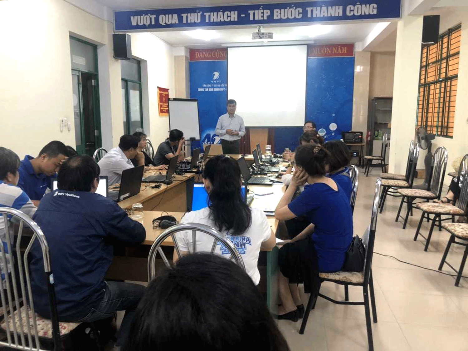 Trung tâm Kinh doanh VNPT-Đà Nẵng: Tập huấn thay đổi phương thức bán hàng trong thời kỳ chuyển đổi số. Trung tâm Kinh doanh VNPT-Đà Nẵng: Tập huấn thay đổi phương thức bán hàng trong thời kỳ chuyển đổi số.