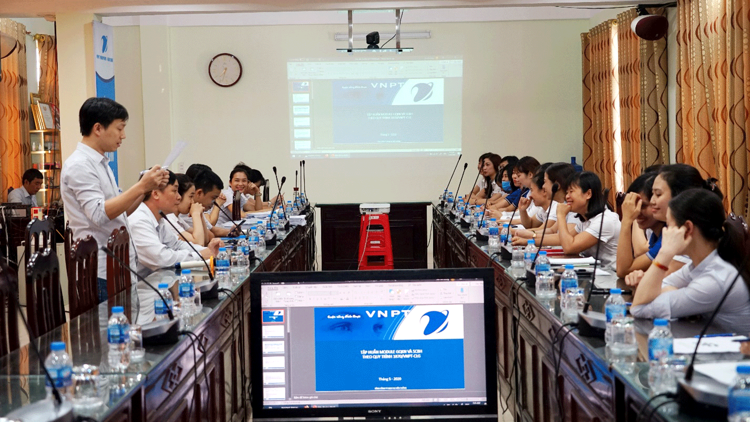 Đào tạo chăm sóc khách hàng nơi tuyến đầu “Điểm chạm”. Đào tạo chăm sóc khách hàng nơi tuyến đầu “Điểm chạm”.