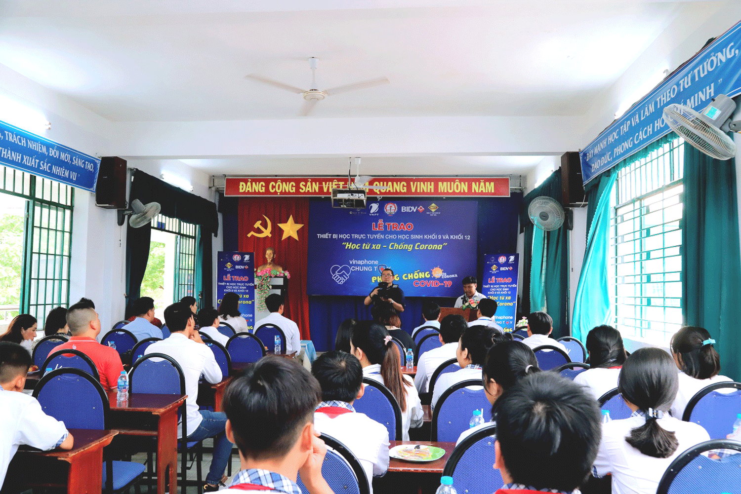 TTKD VNPT Bà Rịa-Vũng Tàu hỗ trợ thiết bị học trực tuyến cho học sinh “học từ xa-chống Corona”. TTKD VNPT Bà Rịa-Vũng Tàu hỗ trợ thiết bị học trực tuyến cho học sinh “học từ xa-chống Corona”.