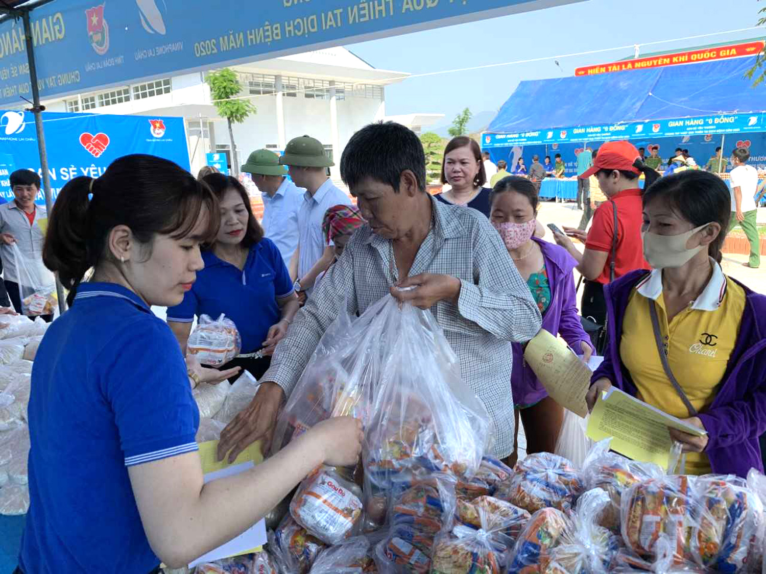 VNPT Lai Châu tình nguyện vì cuộc sống cộng đồng. VNPT Lai Châu tình nguyện vì cuộc sống cộng đồng.