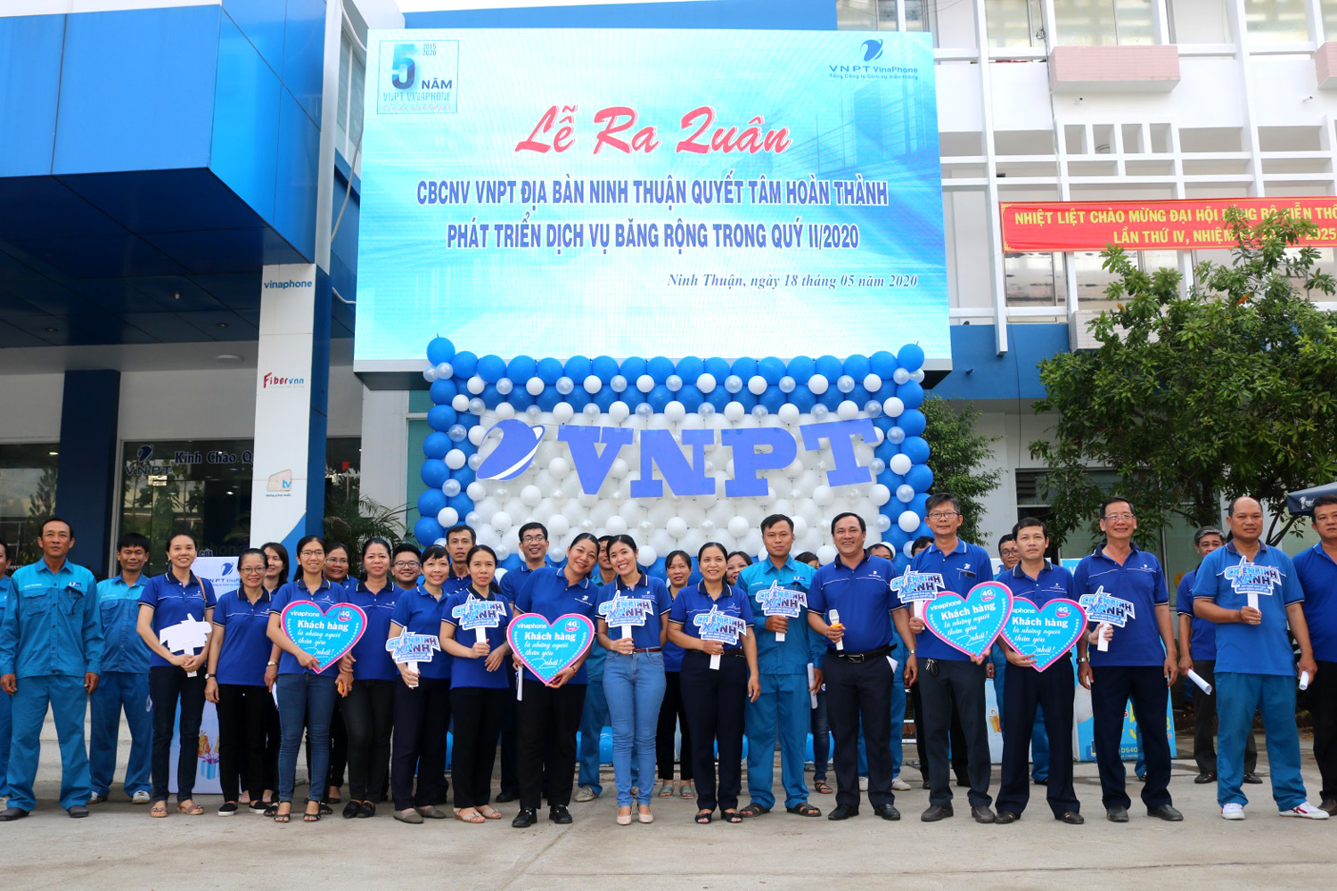 VNPT địa bàn Ninh Thuân hưởng ứng tuần lễ VinaPhone Week. VNPT địa bàn Ninh Thuân hưởng ứng tuần lễ VinaPhone Week.