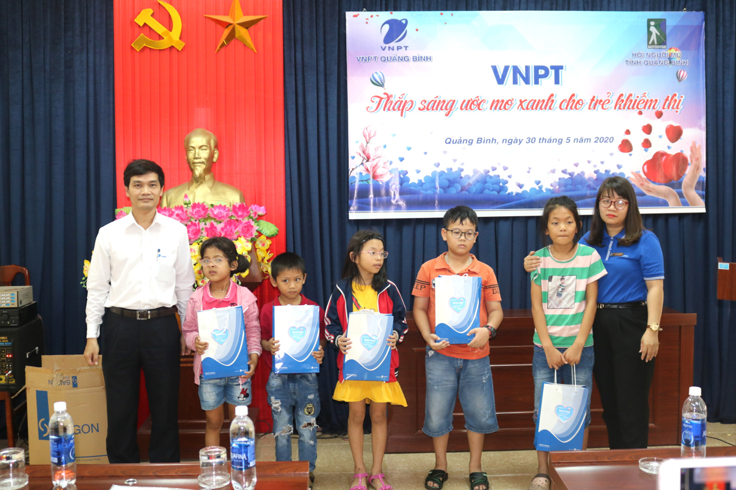 VNPT-Thắp sáng ước mơ xanh cho trẻ em khiếm thị. VNPT-Thắp sáng ước mơ xanh cho trẻ em khiếm thị.