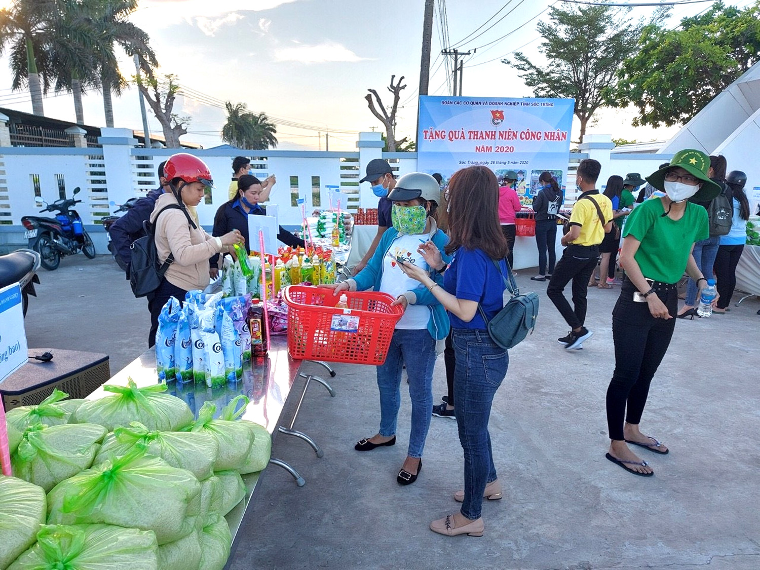 Siêu thi yêu thương đến với công nhân có hoàn cảnh khó khăn. Siêu thi yêu thương đến với công nhân có hoàn cảnh khó khăn.