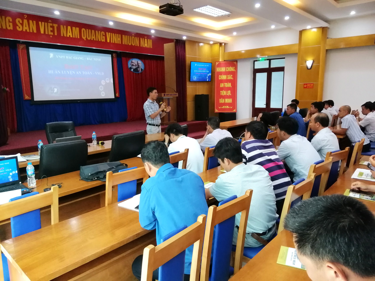 VNPT Bắc Giang tổ chức tập huấn công tác an toàn làm việc trên cao. VNPT Bắc Giang tổ chức tập huấn công tác an toàn làm việc trên cao.