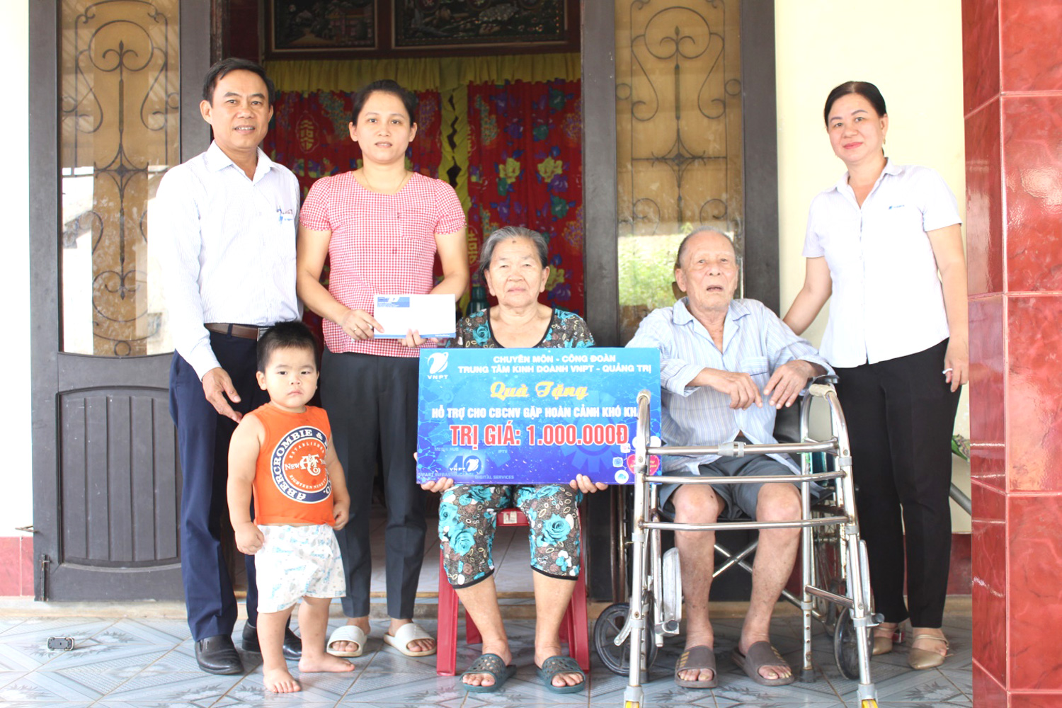 Công đoàn TTKD VNPT- Quảng Trị thăm hỏi, tặng quà CBCNV gặp hoàn cảnh khó khăn nhân Tháng Công nhân năm 2020. Công đoàn TTKD VNPT- Quảng Trị thăm hỏi, tặng quà CBCNV gặp hoàn cảnh khó khăn nhân Tháng Công nhân năm 2020.