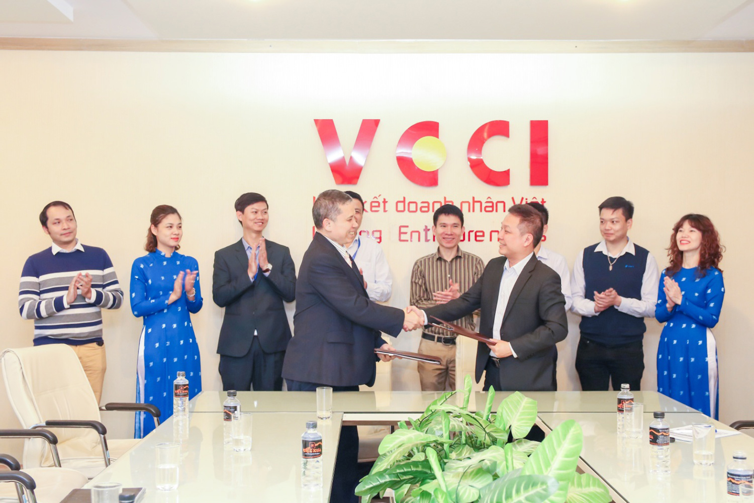 “Khởi nghiệp cùng VNPT 4.0”. “Khởi nghiệp cùng VNPT 4.0”.