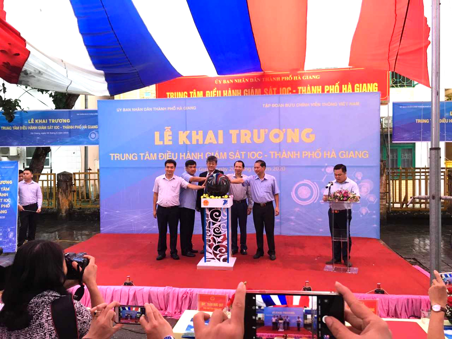 Sáng 20/6/20206, UBND thành phố Hà Giang phối hợp với VNPT Hà Giang tổ chức khai trương Trung tâm điều hành giám sát thông minh IOC. Sáng 20/6/20206, UBND thành phố Hà Giang phối hợp với VNPT Hà Giang tổ chức khai trương Trung tâm điều hành giám sát thông minh IOC.